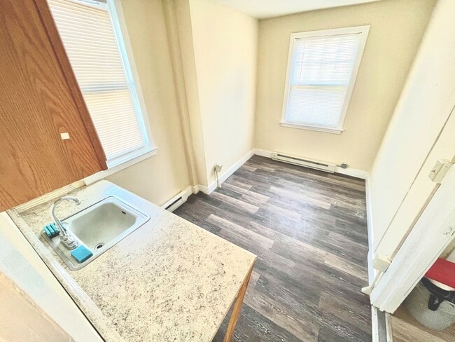 Building Photo - 1431 Bank St