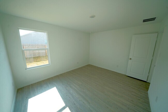 Building Photo - Gorgeous like-new home Available for Rent in Converse! Realtor Commission: $500