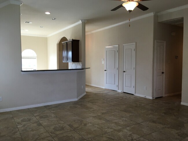 Building Photo - Great Open Floor Plan in Buda