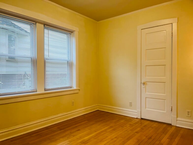 Bedroom 1 - view 2 - 531 S Lombard Ave
