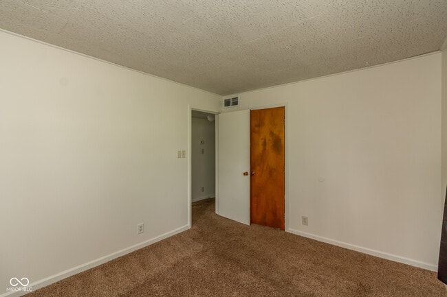 Building Photo - 811 Riverside Dr