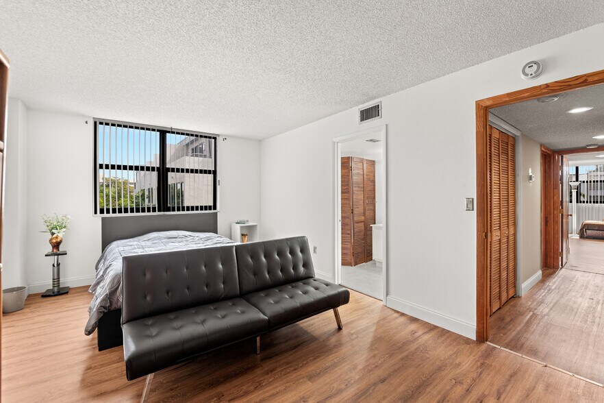 Building Photo - 9300 Bay Harbor Ter