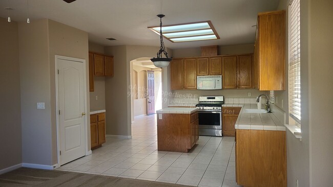 Building Photo - Rocklin Single Story appros 1641 Sq Ft, 3 ...