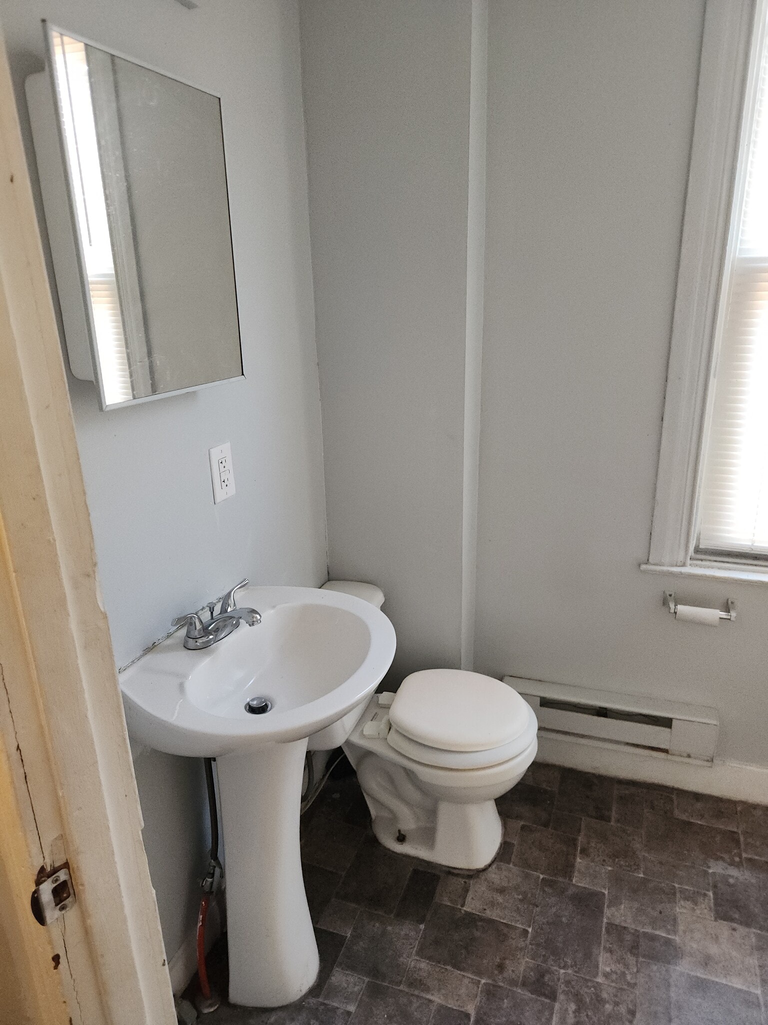 Building Photo - 736 W Poplar St