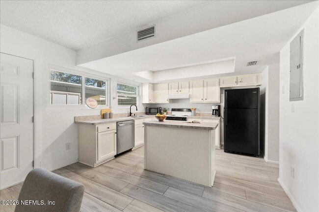 Building Photo - 8140 Sutton Pl N