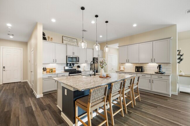 Building Photo - 573 Newcomb Holw Dr