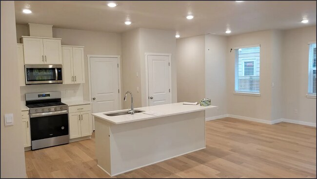 Building Photo - 6523 SE Nasha St