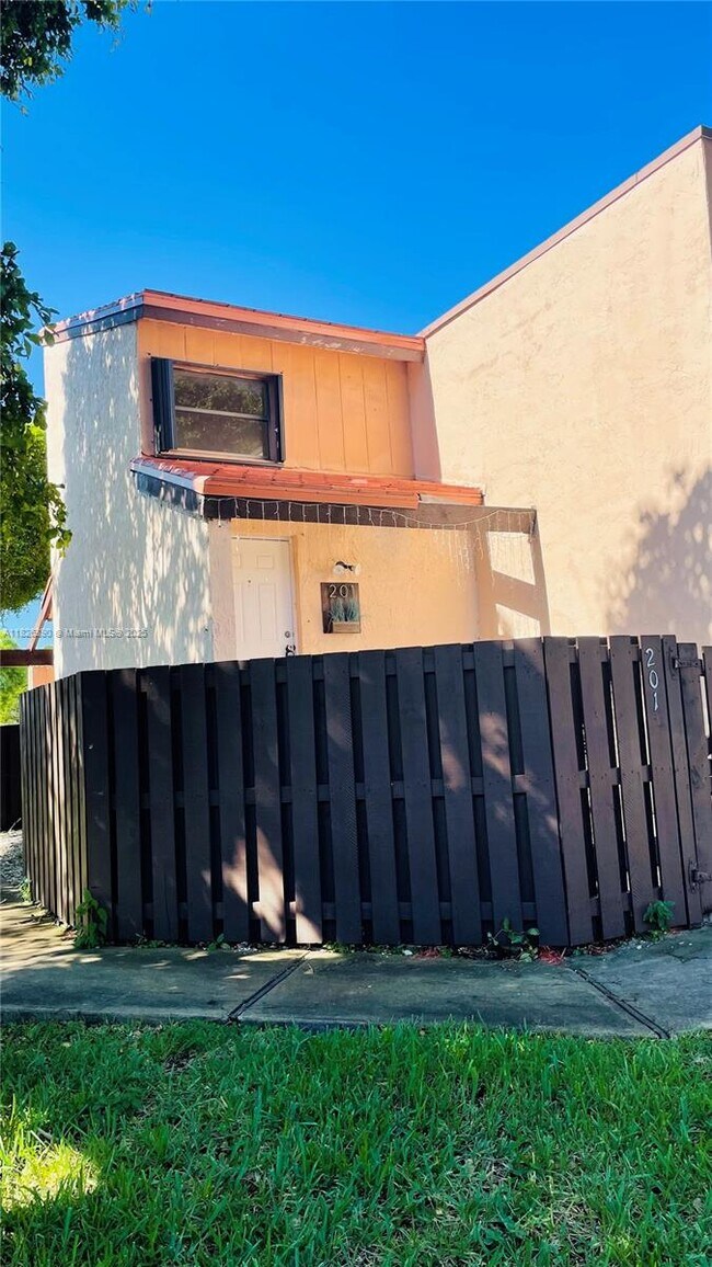 Building Photo - 415 W Park Dr