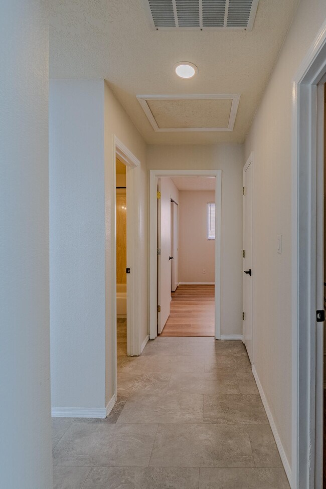 Building Photo - 4031 Cresta Park Ave NW