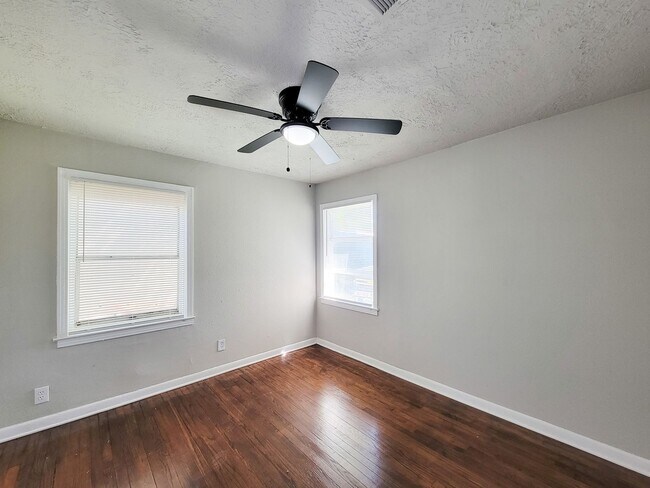 Building Photo - Welcome to this inviting single-family residence in the desirable South Park/Sunnyside area of Ho...