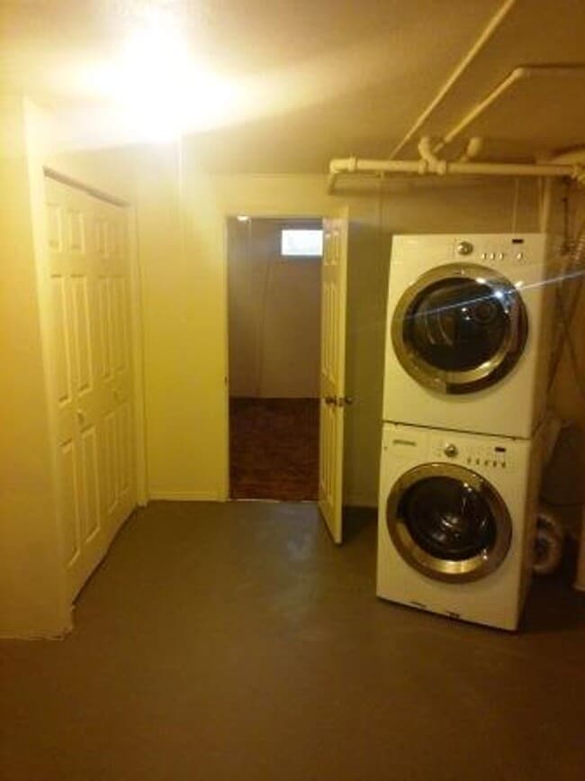 Building Photo - Clean, Spacious, and Rent Ready 2 bedroom ...
