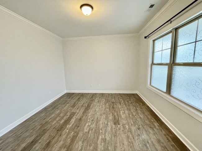 Building Photo - 5 bed, 3 bath Nest in Surrey Meadows