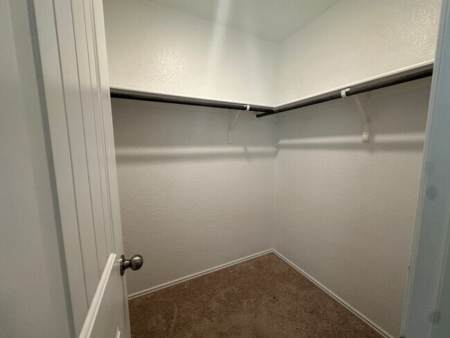 Building Photo - Classic Three Bedroom Two Bath Home in a Great Neighborhood
