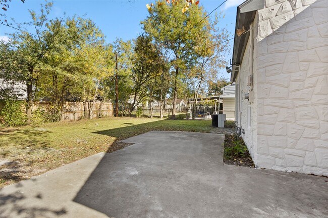 Building Photo - 3811 Luca St