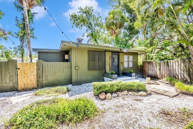 Building Photo - 2027 Panama Dr