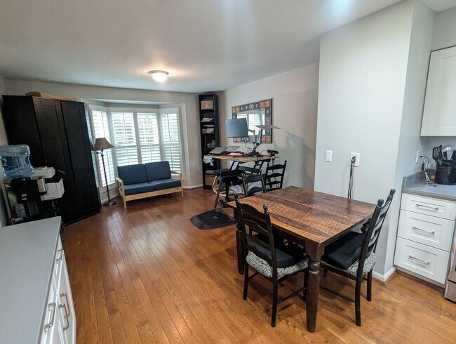 Building Photo - Beautiful 3 level END UNIT townhouse that ...