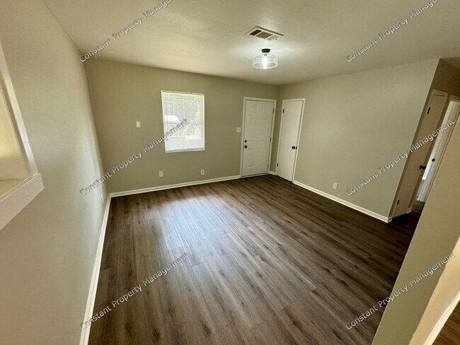 Building Photo - Elegant Elkin!