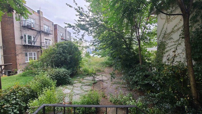 Building Photo - 476 Gregory Ave