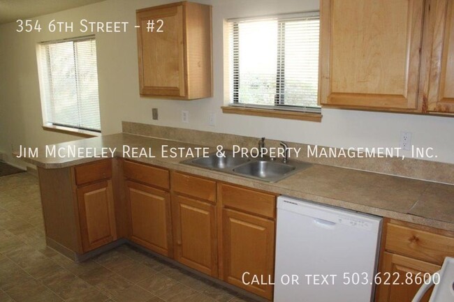 Building Photo - 3 bedrooms, 1.5 bathroom duplex available ...