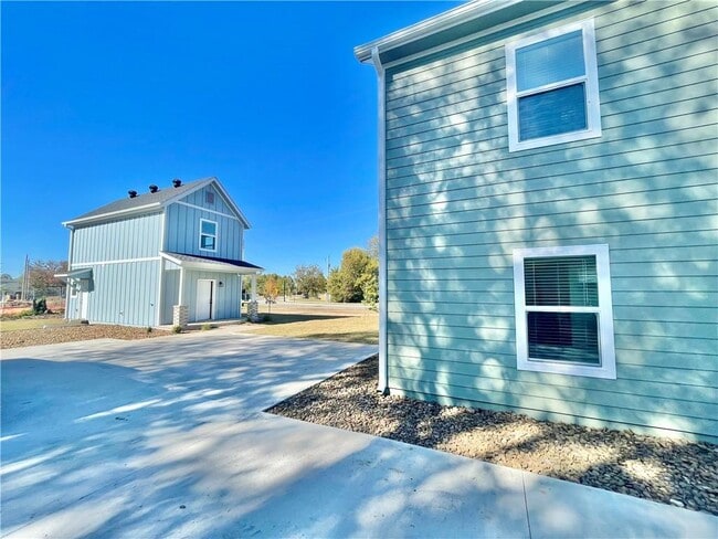 Building Photo - 506 Park St