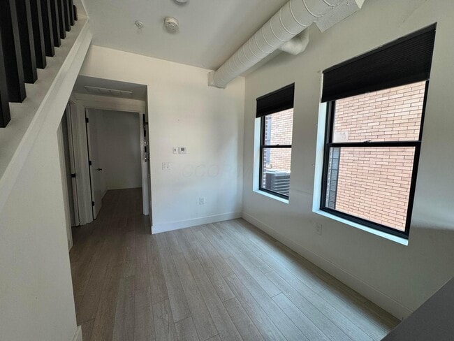 Building Photo - 973 E Broad St