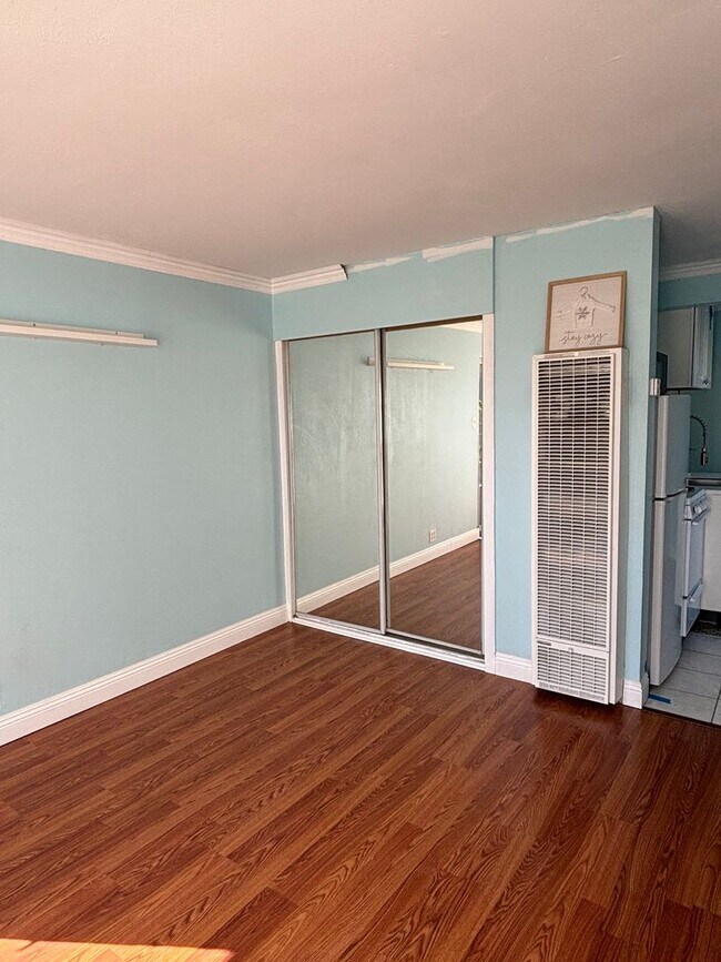 Building Photo - 2832 Charlemagne Ave