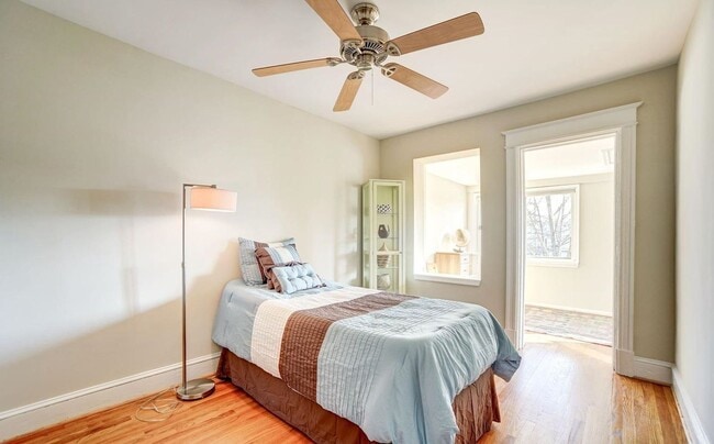 Building Photo - Charming, Spacious and Sunlit 3 BD, 2 BA R...
