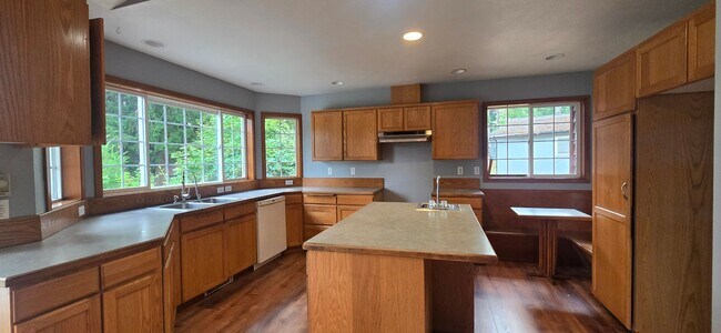 Building Photo - Spacious 2 bedroom in Timberlakes