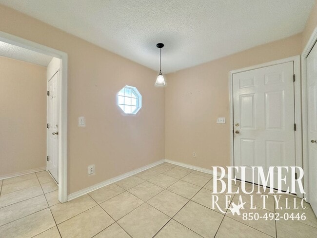 Building Photo - Charming 3-Bedroom Home in Lake Cook Estates – W. Pensacola