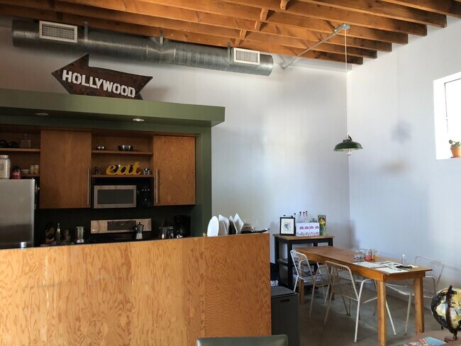 Building Photo - 6415 Willoughby Ave