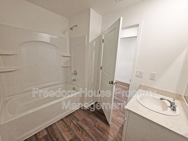 Building Photo - 660 Huyana Wind Dr