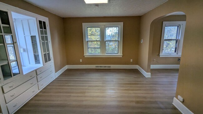 Building Photo - A charming 3-bedroom, 1.5-bathroom home located in the vibrant city of Akron