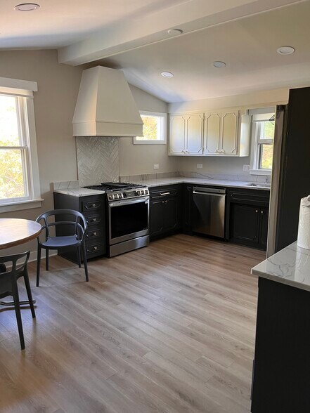 Broader view of kitchen and dining area - 633 Glenview Ave