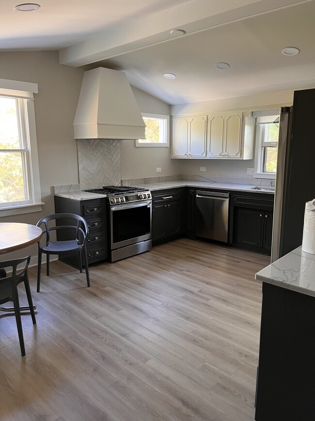 Broader view of kitchen and dining area - 633 Glenview Ave