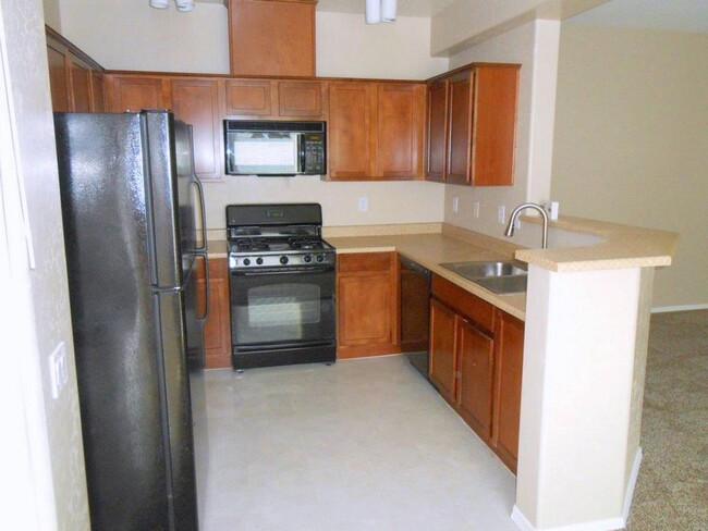 Building Photo - Great Large Condo w/Garage in NW gated Com...