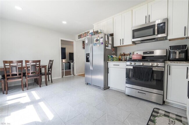 Building Photo - 1217 Lakeview Dr
