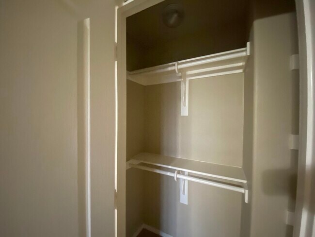 Building Photo - 413 Windmill Palm Dr