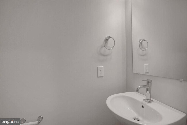 Building Photo - 601 Exeter Ln