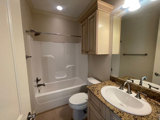 Building Photo - A Great Place To Call Home! Hoa Fees included in Rent