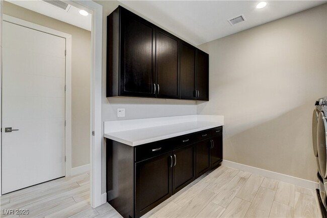 Building Photo - 64 Grey Feather Dr