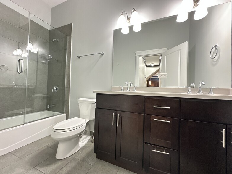 Building Photo - 520 N Western Ave