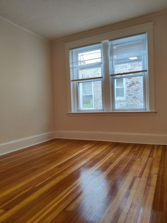 Building Photo - Large Renovated Unit in Allston. 3 bed. 2 ...