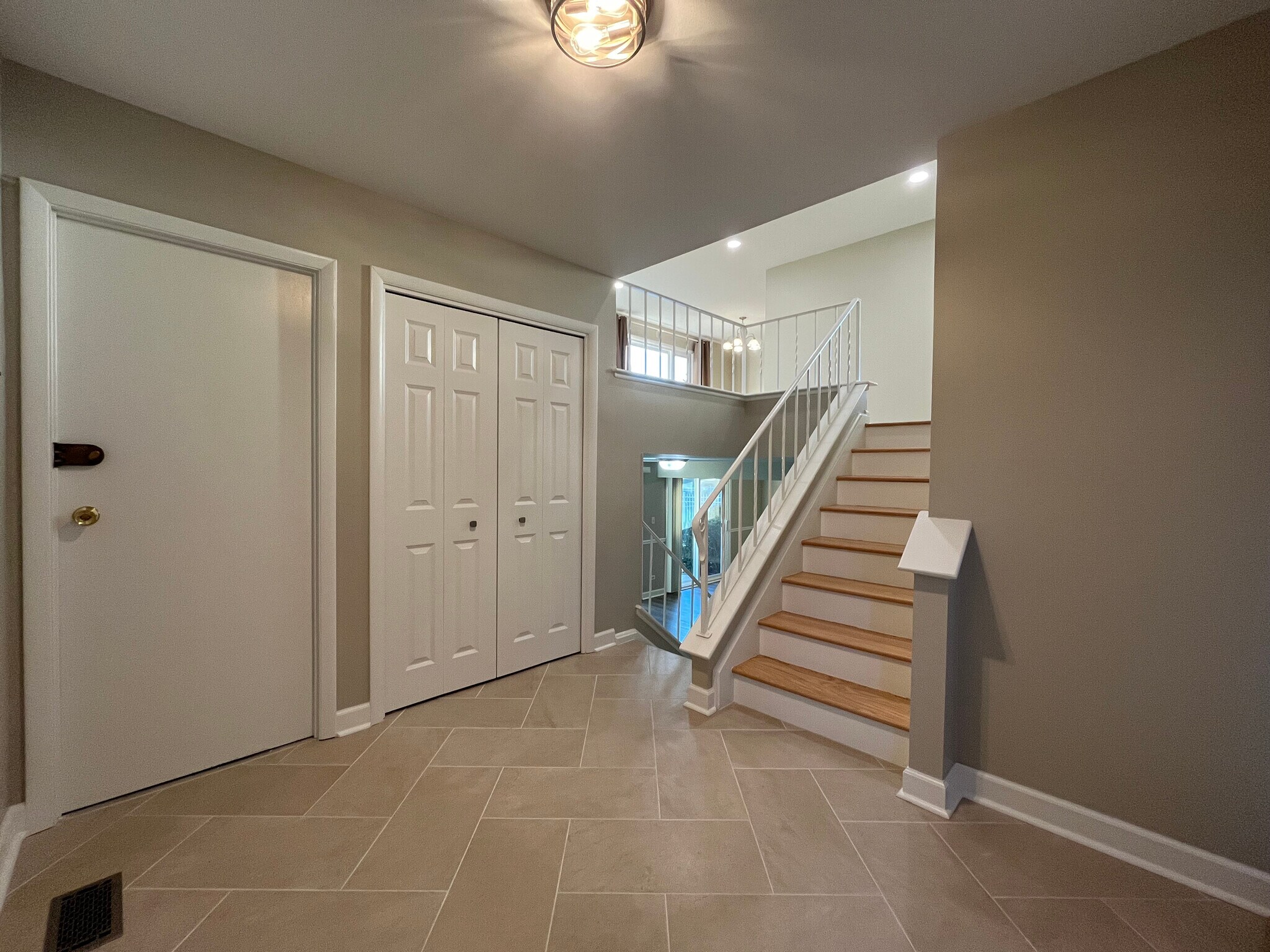 Foyer - 21W185 22nd St