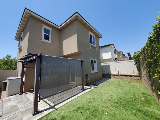 Building Photo - Beautiful 3B/2.5BA Home w/ Turf Backyard!