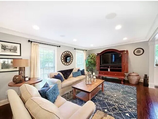 Building Photo - Gorgeous East Cobb Home with 5 bedrooms & 3.5 Bathrooms!!