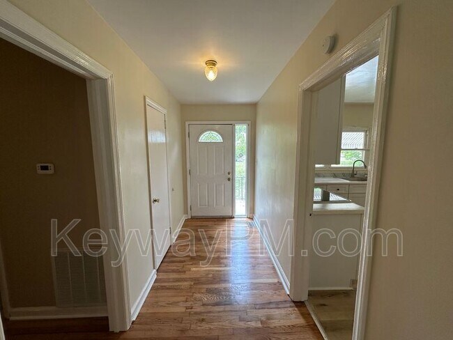 Building Photo - 2423 Brentwood Pl