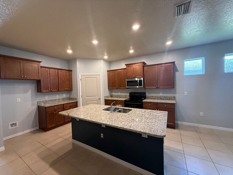 Building Photo - 12374 Eastpointe Dr