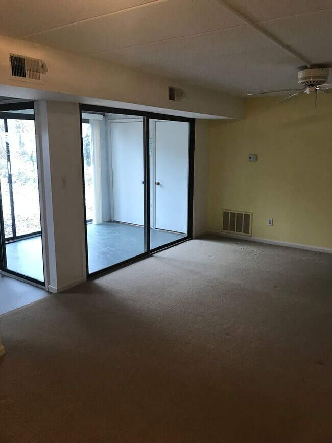 Building Photo - 37 Spring Ct