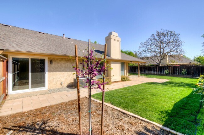 Building Photo - 1067 W Sierra Ave