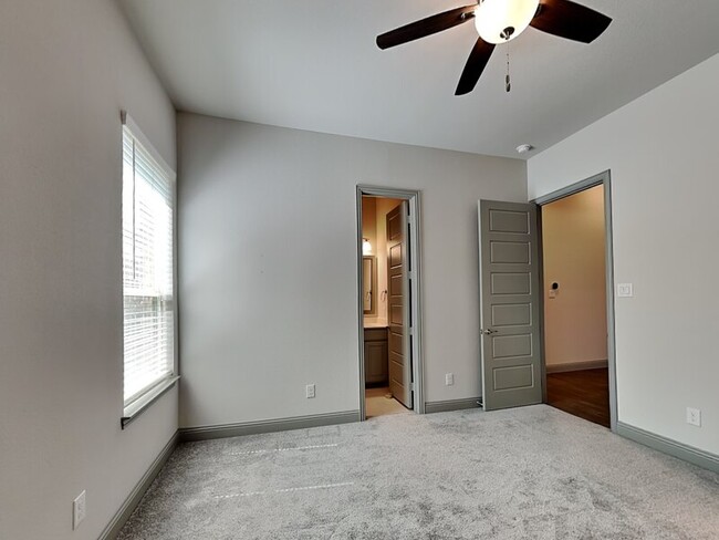 Building Photo - 614 Summer Oaks Dr